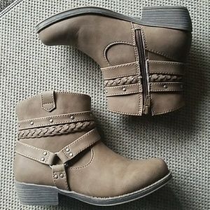 Girls boots